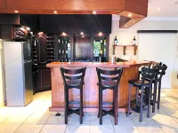 Wild Dog Guest Lodge - bar