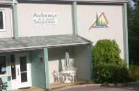 Auberge de la Rivière Saguenay Отели в г. Ла-Бе
