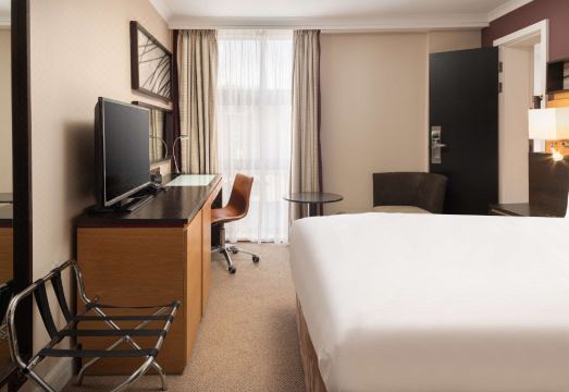 3. 힐튼 런던 켄싱..