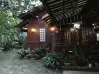 Rumah Kayu Huize Van Mink Hotels in Jatiasih