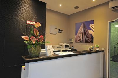 フロントデスク ザ コーナー ホテル フランクフルトの写真