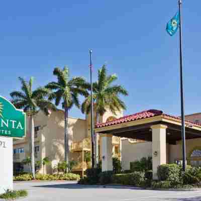 La Quinta Inn & Suites by Wyndham Ft. Myers-Sanibel Gateway Hotel Exterior