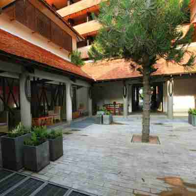 Hikka Tranz by Cinnamon Hotel Exterior