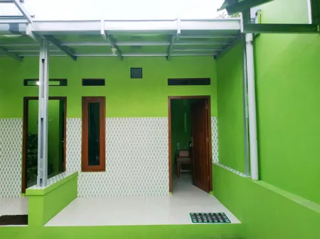 Abyasri Homestay (Khusus Wanita) Отели в г. Tegal Regency