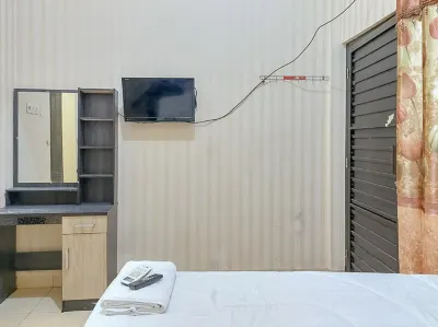 Icha Homestay Near Terminal Purabaya Madiun Отели в г. Мадиун