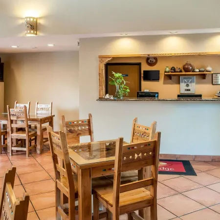 Econo Lodge Inn & Suites