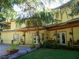 Cedar Wood Lodge Bed & Breakfast Inn