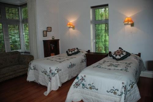 a room with two beds , one on the left side and another on the right side at Greenhollow