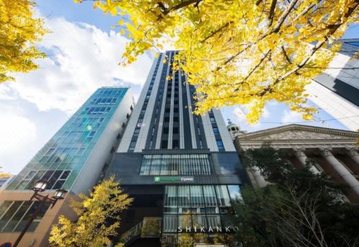 5. 홀리데이 인 익..