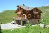 Madame Vacances les Chalets de l'Altiport Hotel dekat Alpe d'Huez Grand Domaine Ski
