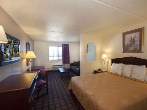 Days Inn & Suites by Wyndham Laredo