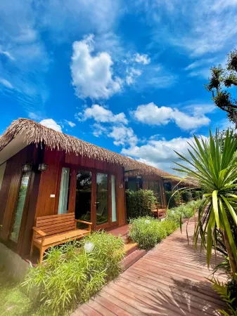 Thienhom Amphawa Resort Отели рядом с достопримечательностью «Wat Bang Kung»