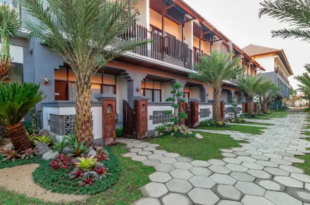 Lovina Beach Club & Resort Отели рядом с достопримечательностью «Puri Kanginan Buleleng»