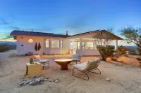 Terracasa - Hot Tub, Fire Pit, Outdoor Shower & Endless Views 2 Bedroom Home by RedAwning Отели в г. Юкка Вэлли
