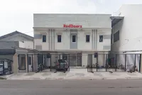 RedDoorz near Prujakan Station Cirebon Hotel dekat JALAN PETRATEAN....pusat belanja sparepart dan aksesoris hp