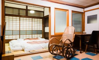 2. Guest Ho..