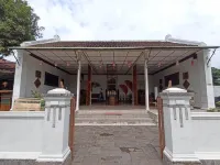 Mruyung Guest House Kota Lama Banyumas Mitra RedDoorz Hotel dekat Situs Lingga Yoni