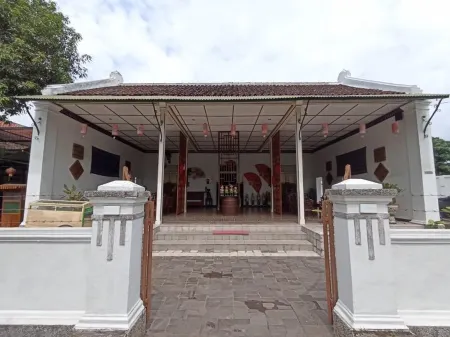 Mruyung Guest House Kota Lama Banyumas Mitra RedDoorz Отели в г. Kroya