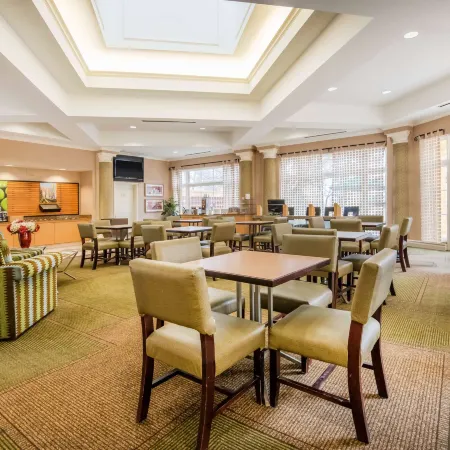 La Quinta Inn & Suites by Wyndham Colorado Springs South AP Отели рядом с достопримечательностью «World Arena»