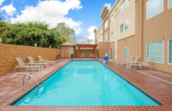 La Quinta Inn & Suites by Wyndham Lake Charles - Westlake - parking