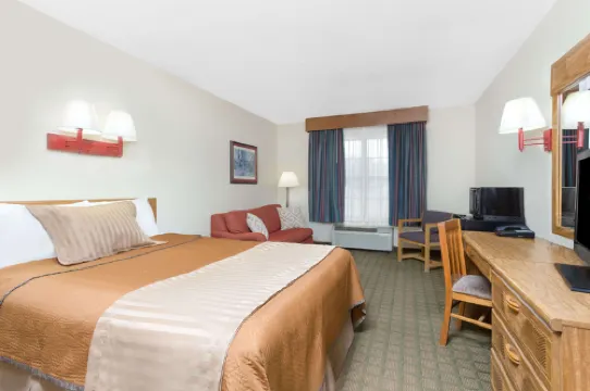 Travelodge by Wyndham Perry National Fairgrounds Area I-75