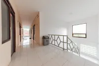 RedDoorz Syariah Near RS Hermina Sukabumi Các khách sạn ở Kadudampit