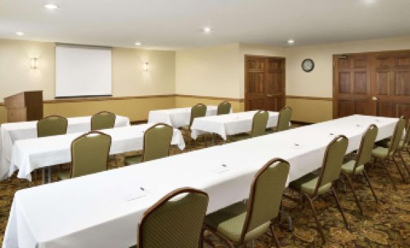 Country Inn & Suites by Radisson, Grinnell, IA