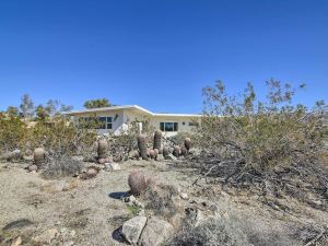 Delightful Desert Home 5mi to Natural Hot Springs