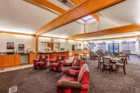 Country Inn & Suites by Radisson, Muskegon, MI - parking