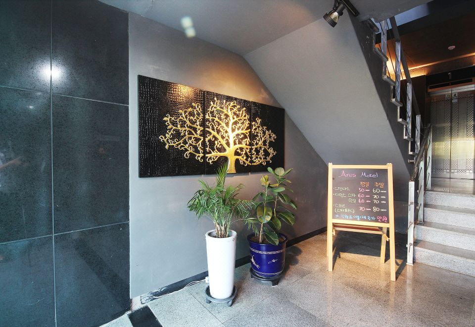 [아레스모텔의 외부 전경 사진]