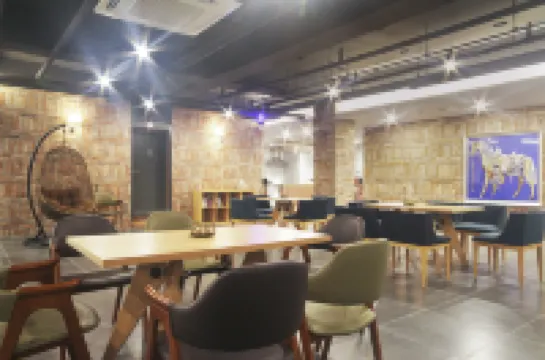 棕點飯店 - 西面