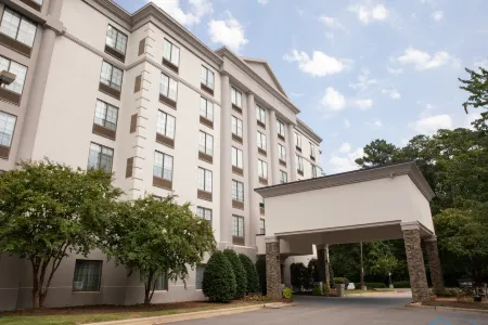 Holiday Inn & Suites Raleigh-Cary (I-40 @Walnut St) Отели рядом с достопримечательностью «Aspen Center»