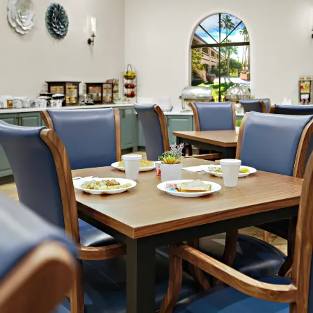 La Fuente Inn & Suites