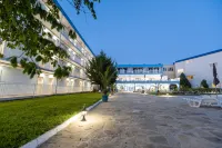 Hotel Azurro - parkir
