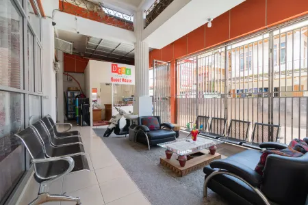 RedDoorz Syariah Near Pasar Aur Kuning Отели в г. Padang Lua