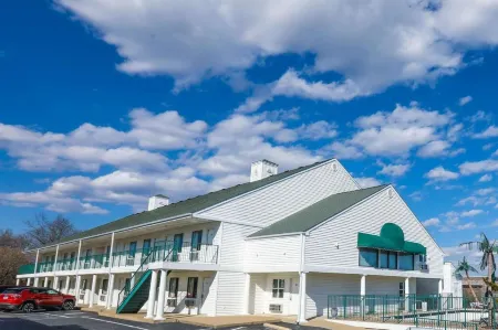 Super 8 by Wyndham Branson / Shepherd of the Hills Exwy