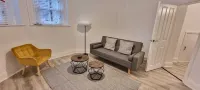 Flat Opposite Wakefield College with Free Parking and 5 Mins Walk to Train Station Hotels near Wakefield Westgate