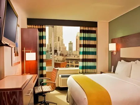 Holiday Inn Express Manhattan Times Square South Отели рядом с достопримечательностью «Колледж Мерси»