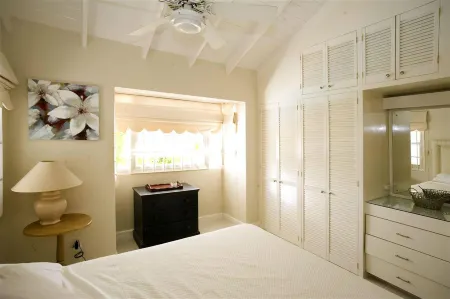 This Enchanting 3 Bedroom, 2 Bathroom Townhouse is Nestled Mere Moments Away Fro Отели в г. Портерс