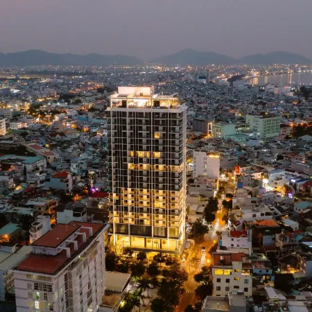 Centre Point Danang Hotel & Residence Отели рядом с достопримечательностью «Храм Као Дай»