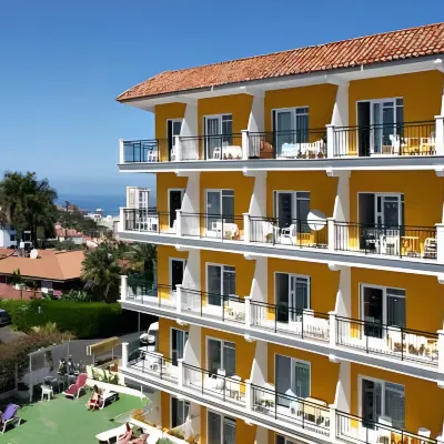 Apartamentos la Carabela サン・テルモビーチ周辺のホテル