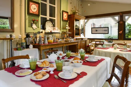 Logis Hotel Villa Marjane Отели в г. Шеси