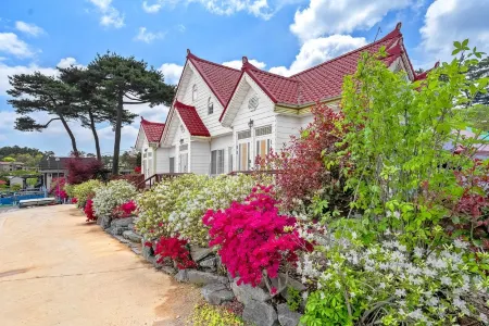 Taean Sky Pension Отели рядом с достопримечательностью «Ch'ŏngp'odae-haesuyokchang»