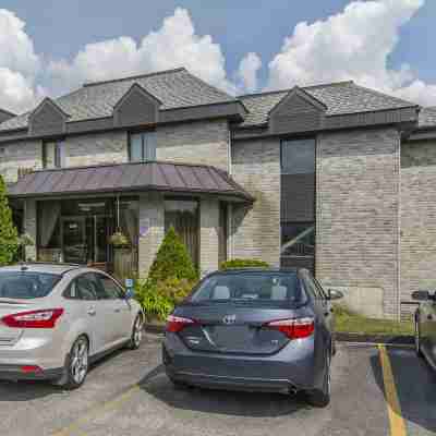 Quality Hotel & Suites Hotel Exterior