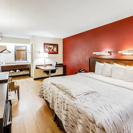 Red Roof Plus+ Washington DC - Alexandria Отели рядом с достопримечательностью «Маяк Джонс-Пойнт»
