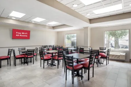 Red Roof Plus+ & Suites Vicksburg