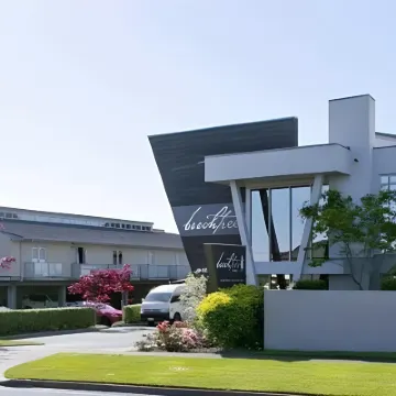Beechtree Motel Hotels near Lava Glass - Glassblowing Studio, Sculpture Garden, Art Gallery, Café