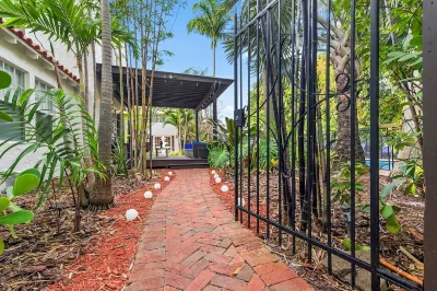 2 Mansions! | Free Pool Heat | Garden & BBQ | Sleeps 22-8 BR