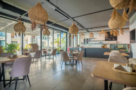 Beautiful and bright 2-bedroom apartment Отели в г. Аканту