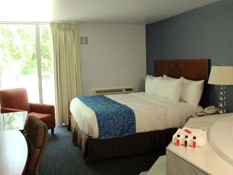 Travelodge by Wyndham Water’s Edge Hotel - Racine
